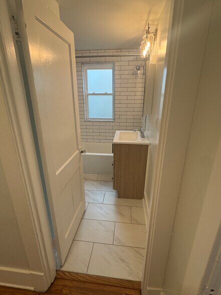 Fully updated bathroom - 1333 Castlewood Ave