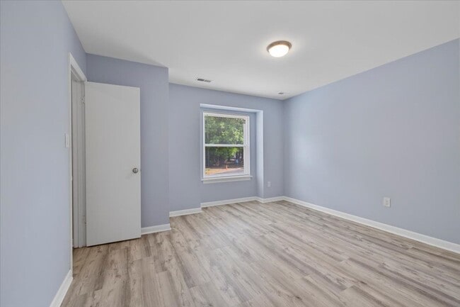 Building Photo - Charming 2 Bedroom/1 Bath Townhome in Henr...