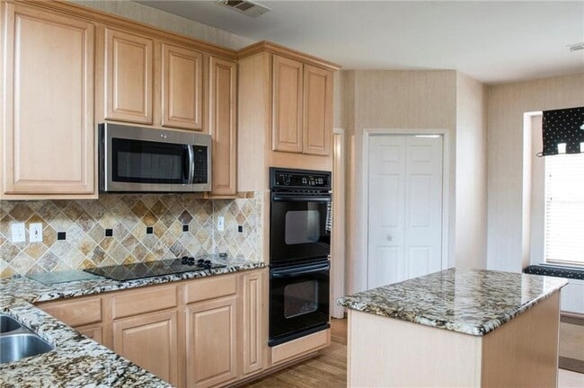 Building Photo - 2027 St Anne Dr