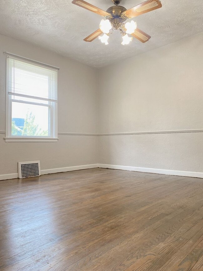 Building Photo - Large 2 bed 1 bath duplex with one car att...