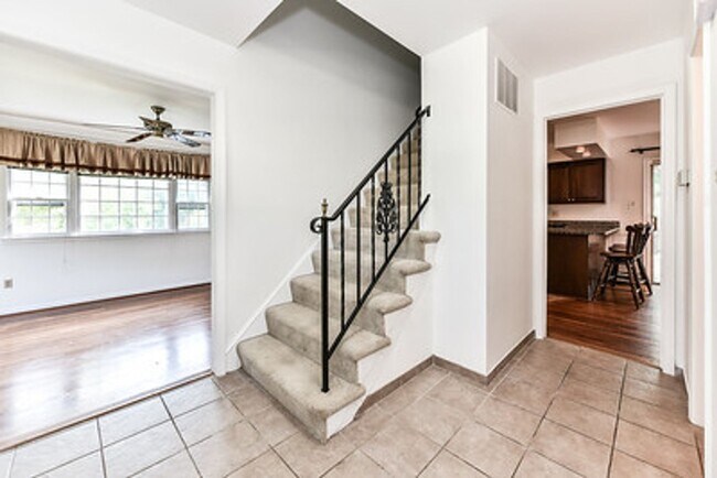 Building Photo - Spacious 4 Bed 2/2 Bath Home with Park-Lik...
