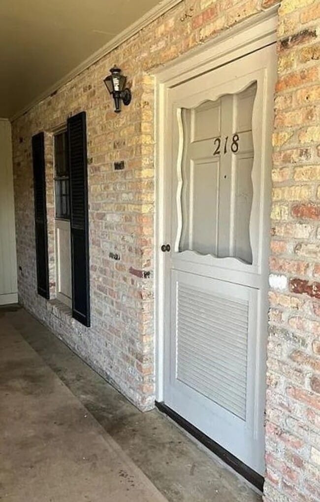 Building Photo - New Listing in a great location