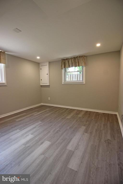 Building Photo - 102 Yeonas Dr SE