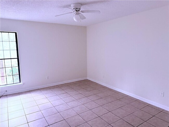 Building Photo - 890 E Cherry St