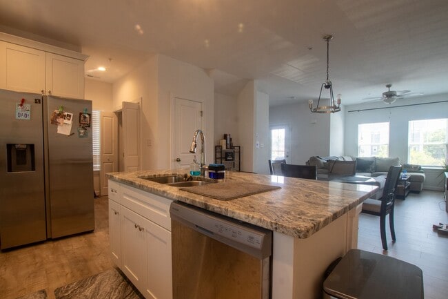 Building Photo - Contemporary 4bd/3.5ba in excellent location