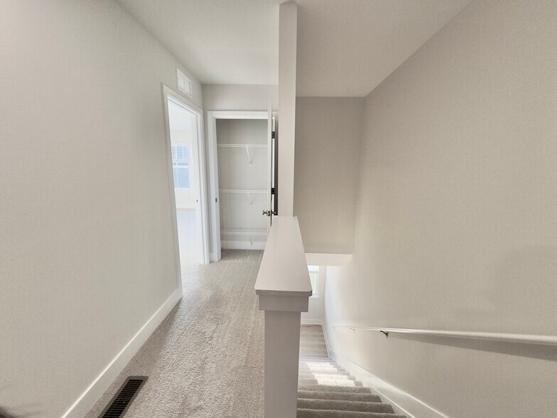 Building Photo - 6 Elliot Ln