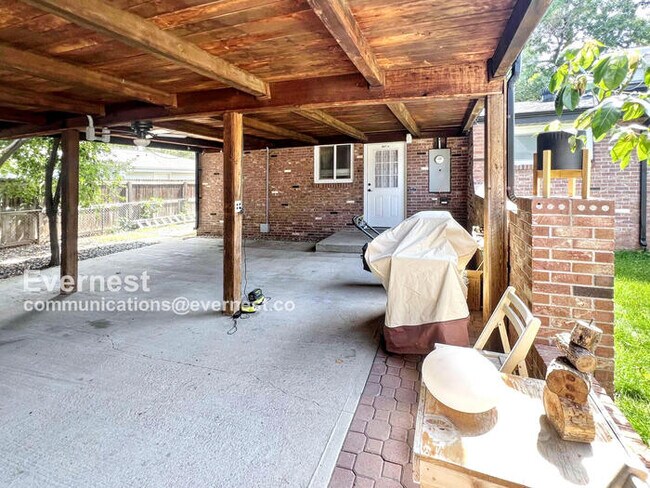 Building Photo - Gorgeous 5-Bedroom Duplex with Fenced Yard...