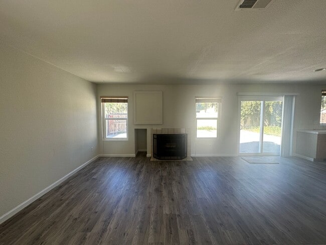 Building Photo - 1227 Kingfisher Dr