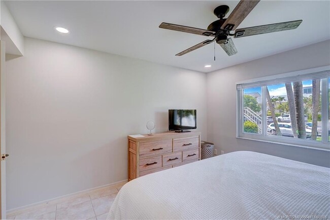 Building Photo - 5539 NE Gulfstream Way