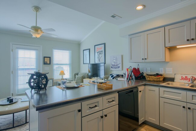 Building Photo - FURNISHED OFF-SEASON MONTHLY RENTAL-STARTI...