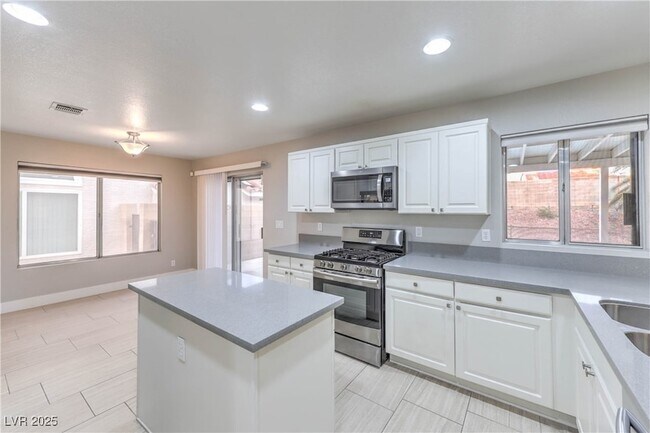 Building Photo - 20 Fantasia Ln