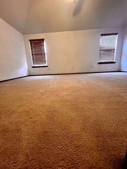 Building Photo - 715 E Forest Ct Ln