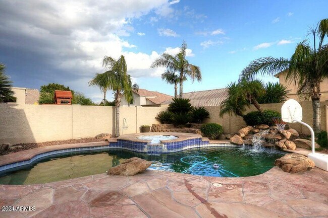 Building Photo - 7931 W Rose Garden Ln