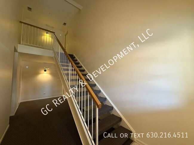 Building Photo - ***2 BDRM / 2ND FLOOR / WASHER & DRYER IN ...