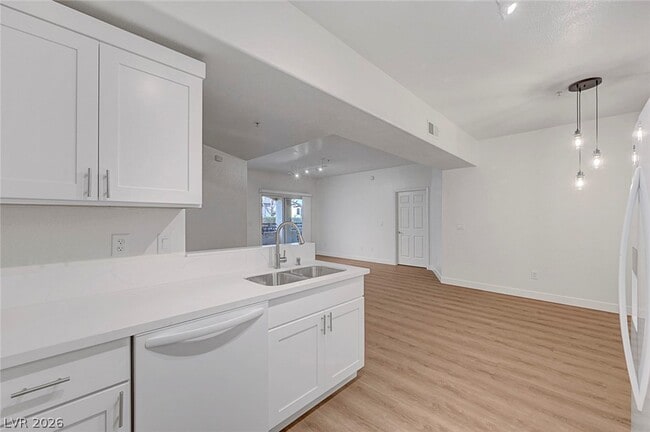 Building Photo - 2291 W Horizon Ridge Pkwy