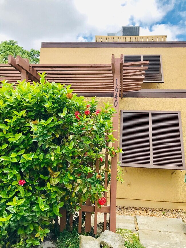 Building Photo - 1640 W Golfview Dr