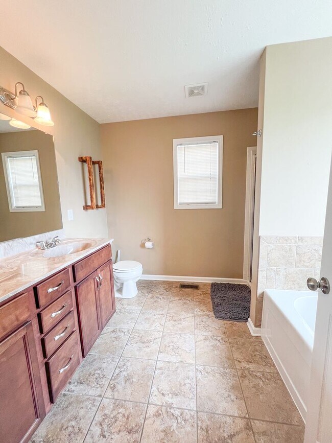 Building Photo - 3 Bedroom 2 Bathroom Home