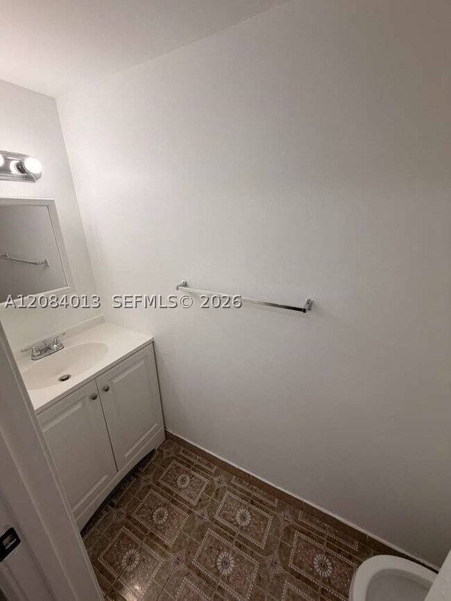 Building Photo - 1255 W 53rd St