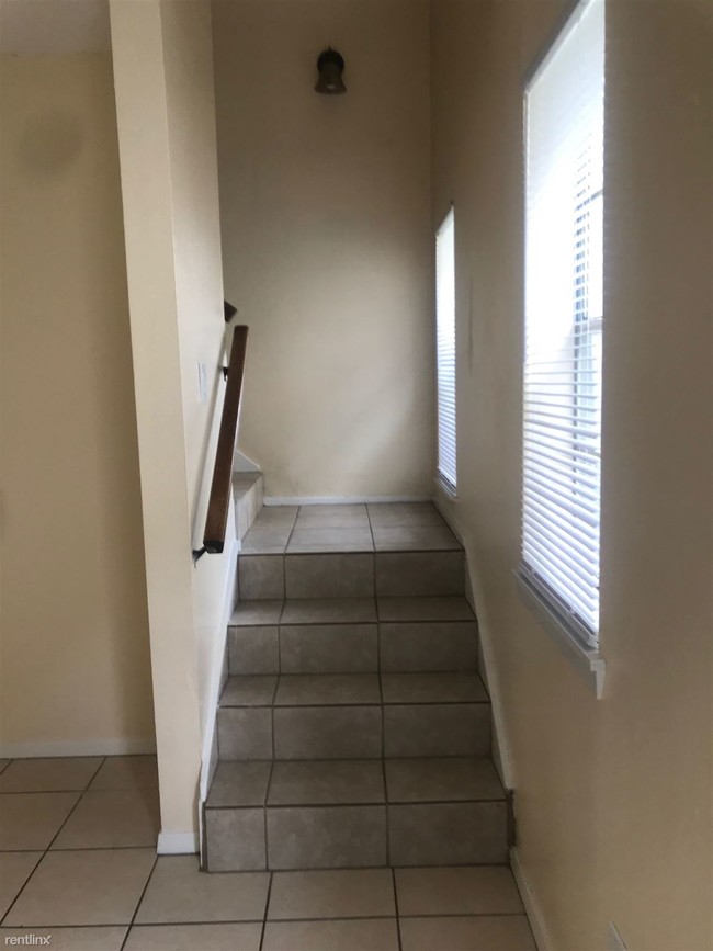 Building Photo - 1 br, 1.5 bath Townhome - 2917 Harvey St a...