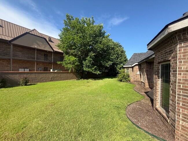 Building Photo - 300 SW Bordeaux Ct