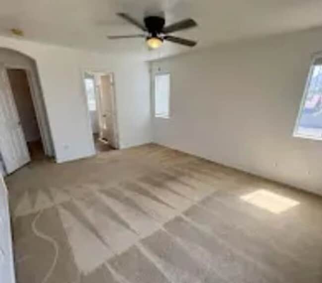 Building Photo - Beautiful 2 bedroom townhouse with garage