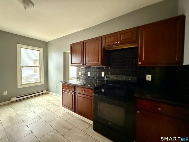 Building Photo - 72 Burton St