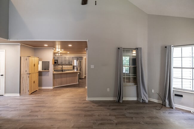 Building Photo - 5516 Oakside Dr