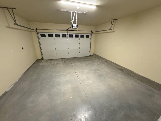 Building Photo - 9007 Nafizah Way