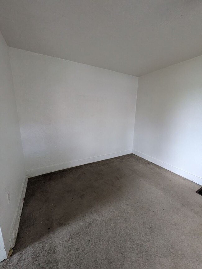 Building Photo - 2 bed 1 bath home with large living room a...