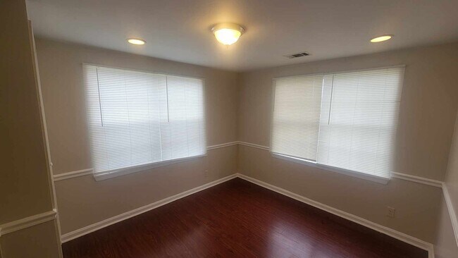 Building Photo - 925-927 Flood St