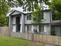 Building Photo - Ground Level 2 Bed/1 Bath in NW Redmond Fourplex