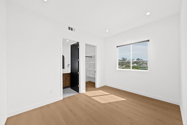 Building Photo - Bright and Spacious Newly Renovated Townhome | 5 Bedroom | 5 Bathroom | Parking Included