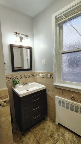 Building Photo - 523 W Nedro Ave