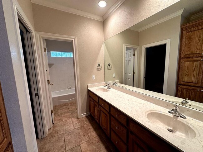 Building Photo - 401 Springwood Ct