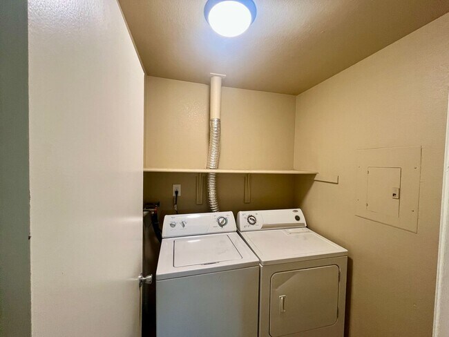 Building Photo - ** Move in Special ** 2 Bed 1 Bath Washer/...
