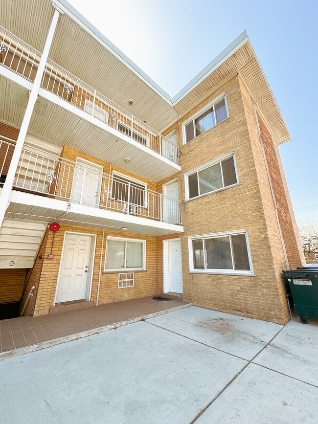 Building Photo - 4544 River Rd