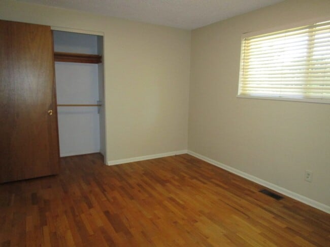 Building Photo - 2310 W Parkway Dr