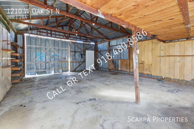 Building Photo - 1210 W Oak St