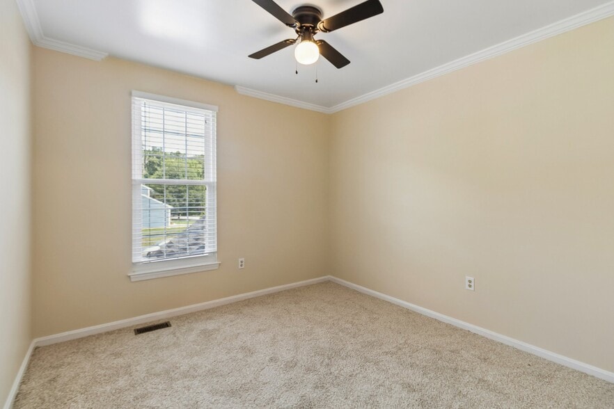 Building Photo - 820 Chatsworth Dr