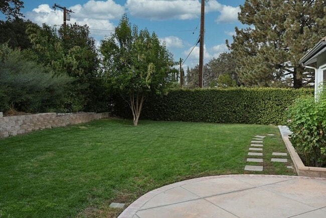 Building Photo - Gorgeous 5 bd 3 ba Corner Lot Home Newhall