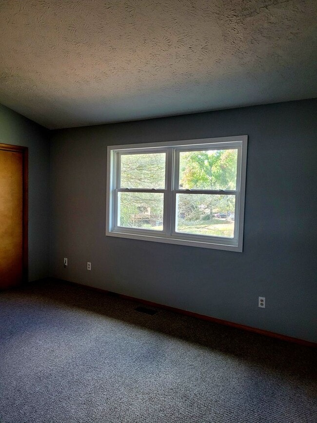 Building Photo - 4 bedroom Townhouse on Bloomington's South Side; Located in The Woodlands!