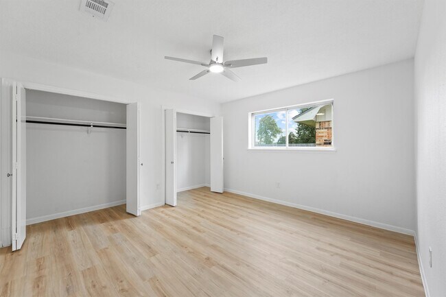 Building Photo - 406 Riverbend St