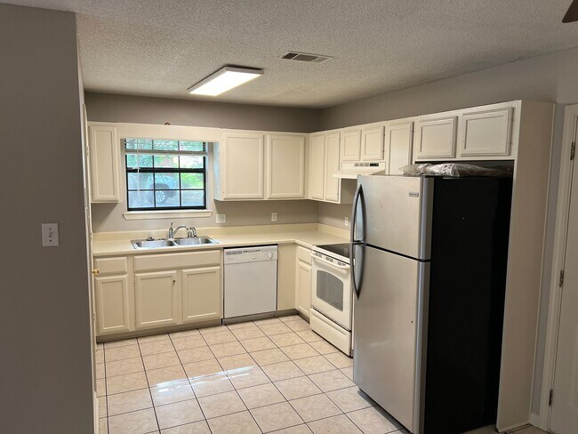 Building Photo - 2135 Raintree Dr