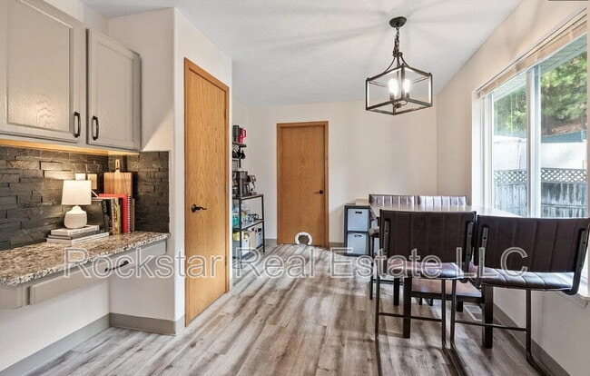 Building Photo - 607 W Persimmon Ln