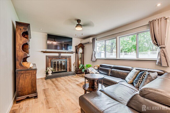 Building Photo - 9 Regent Ct