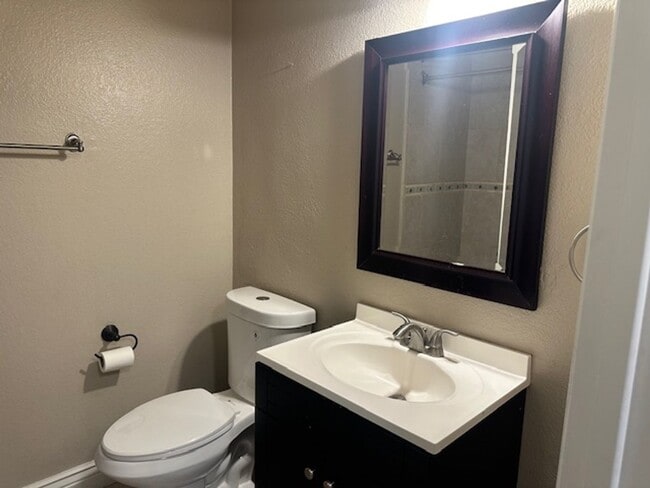 Building Photo - 3 Bed/2 Bath- Beautifully Updated Townhome...