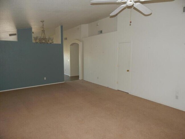 Building Photo - HOUSE FOR RENT