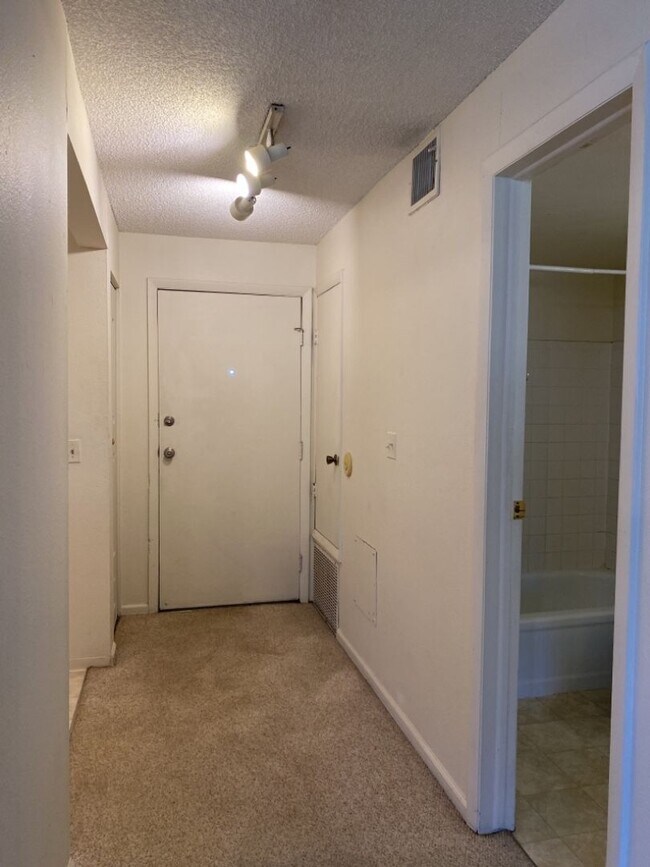 Building Photo - 1705 Heatheridge Rd