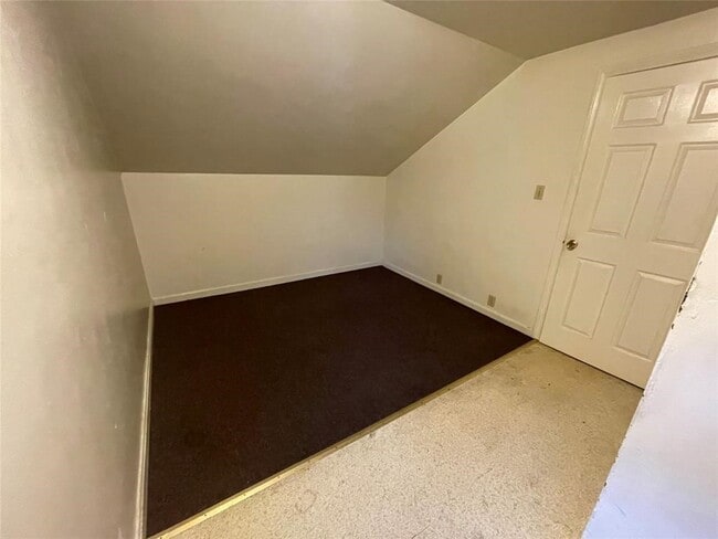 Building Photo - 1063 W 4th St