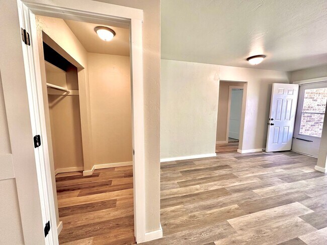 Building Photo - 4 Bed Spacious Midwest city House